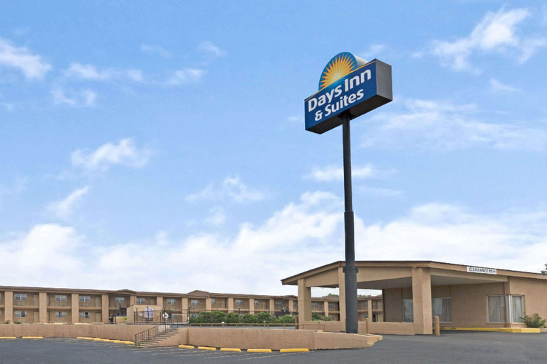 Exterior & Views 2, Days Inn & Suites by Wyndham Santa Rosa, Guadalupe