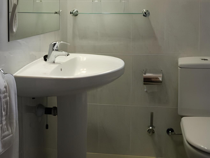 Bathroom 4, Hotel & Diving les Illes, Girona