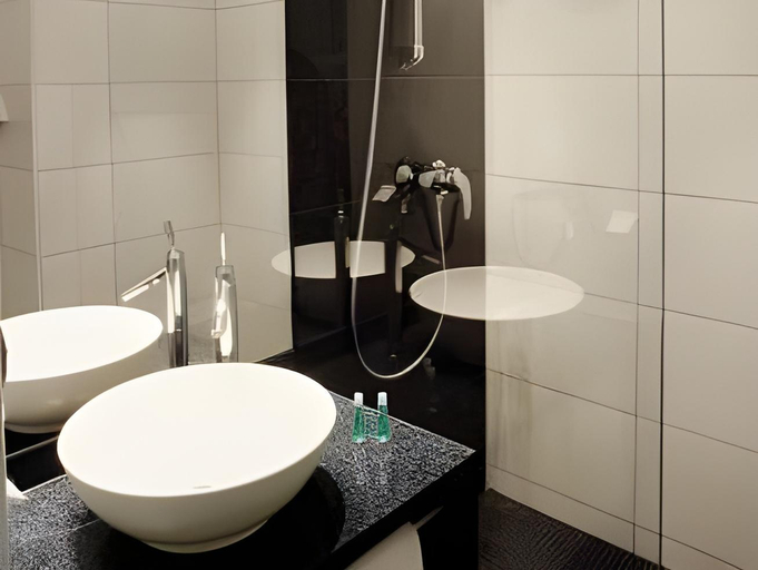 Bathroom 4, Motel One Hamburg - Altona, Hamburg