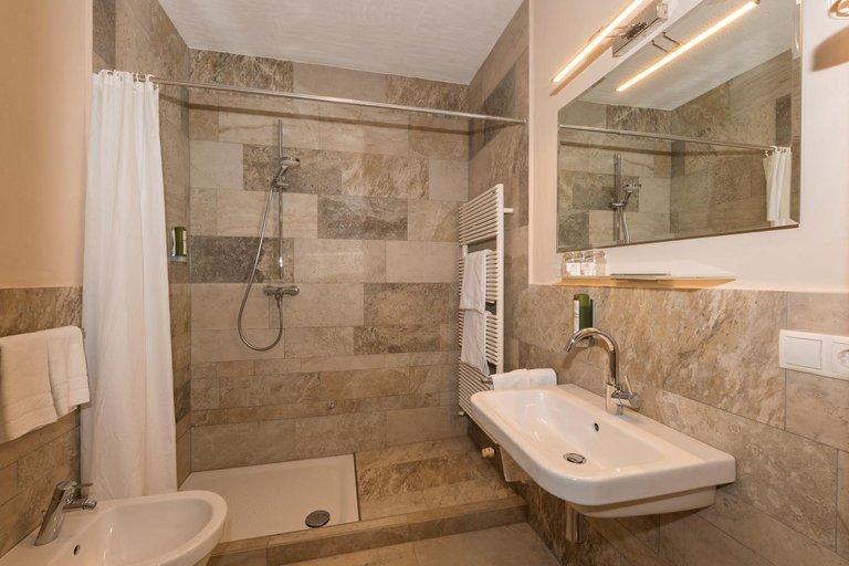 Bathroom 2, Hotel Lago di Braies, Bolzano