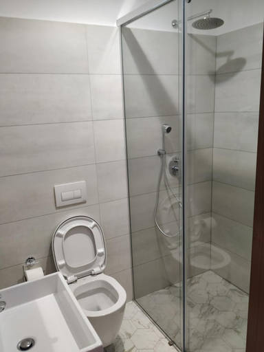 Bathroom 3, Hotel Pelikan, Lushnjës