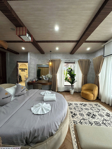 Bedroom 2, Romance Hotel, District 9