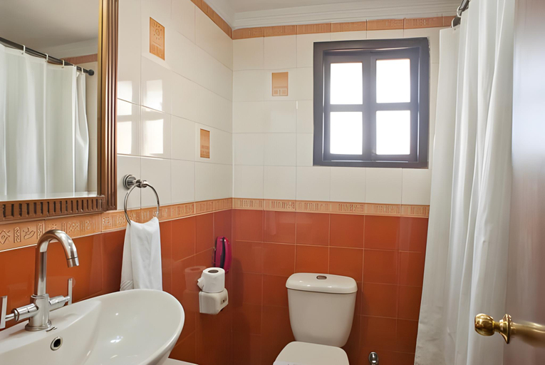 Bathroom 4, Gulshan International Hotel, Kolkata