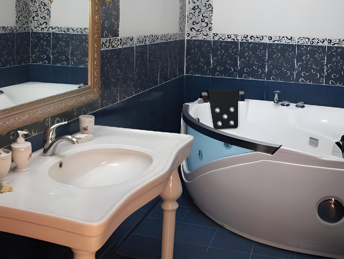 Bathroom 2, Hotel Plazma, L'vivs'ka