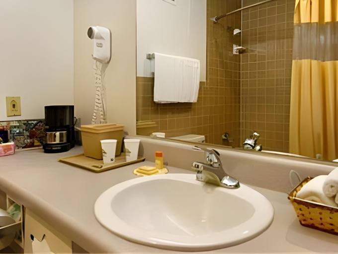 Bathroom 4, Days Inn by Wyndham Alma, Crawford