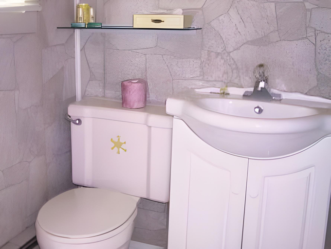 Bathroom 2, Haileybury Beach Motel, Timiskaming