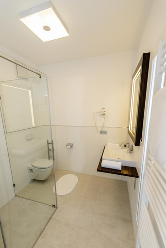 Bathroom 3, Dorfmeister Business Hotel B&B, Wiener Neustadt Land