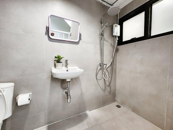 Bathroom 10
