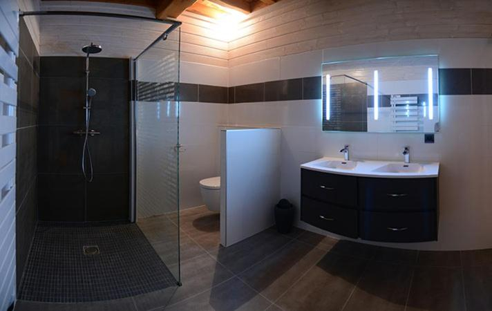 Bathroom 1, Domaine du Mont Monnet - Chambre d'hotes & Gite, Loire