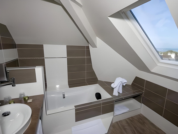 Bathroom 3, Hotel & Spa de la Citadelle, Port-Louis - Lorient, Morbihan