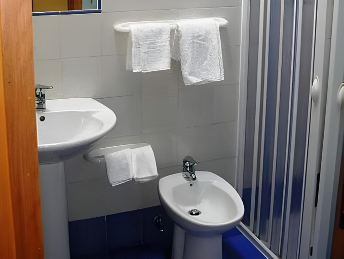 Bathroom 2, Residence Torre Delle Viole, Salerno