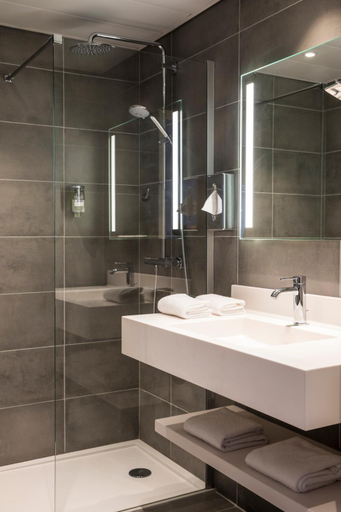 Bathroom 4, Mercure Beauvais Centre Cathédrale hotel, Oise