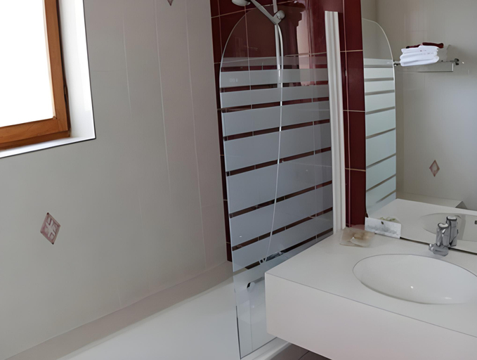 Bathroom 3, Relais Saint Vincent, Yonne