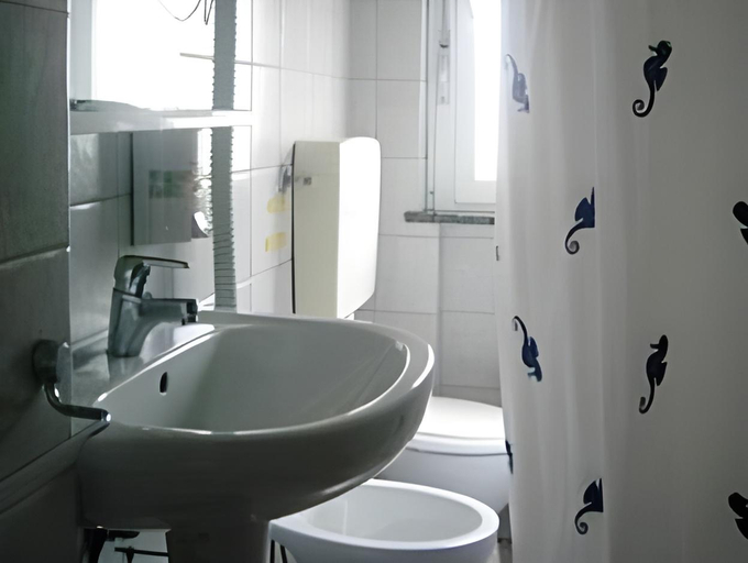 Bathroom 4, Hotel Mediterraneo, Teramo