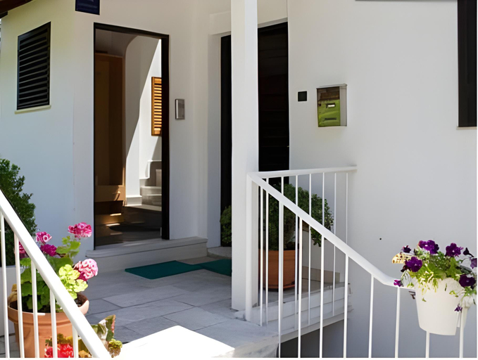 Others 4, Guesthouse F, Split
