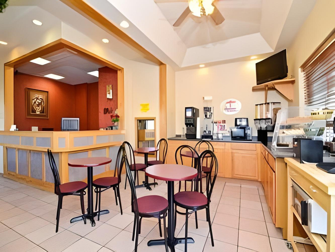 Food & Drinks 5, Super 8 by Wyndham Gillette, Campbell
