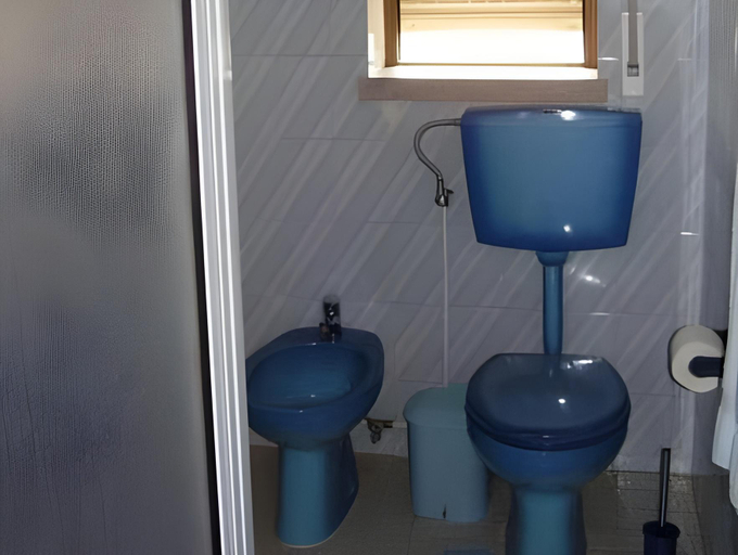 Bathroom 4, A Muralha, Almeida