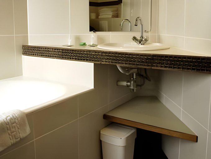 Bathroom 2, Hotel Des Falaises, Seine-Maritime