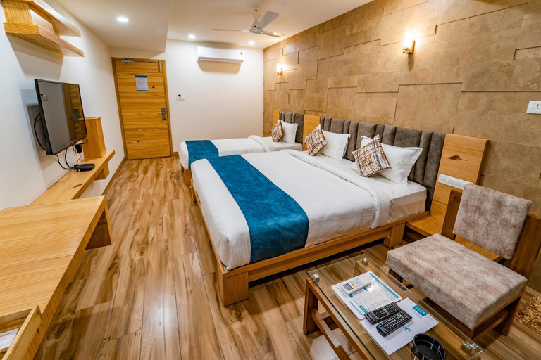 Bedroom 2, Hotel Pleasant Lake, Ahmadabad