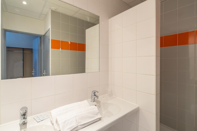 Bathroom 2, Hotel CIS Paris Maurice Ravel, Paris