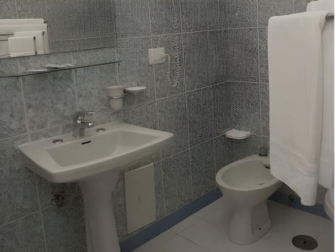 Bathroom 4, Hotel Venere, Salerno