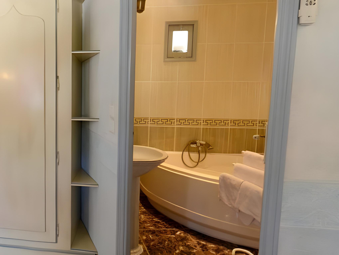 Bathroom 2, Auberge des Lices, Aude