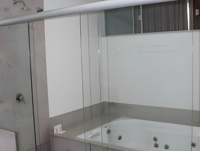Bathroom 4, Guines Palace Hotel, Patrocínio