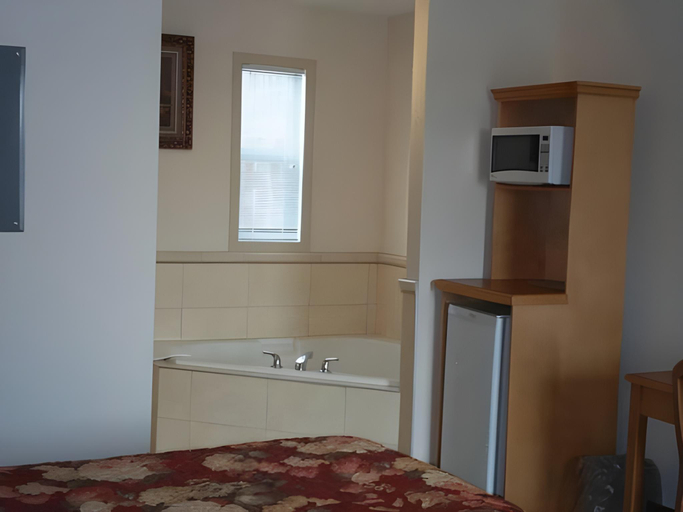 Bedroom 2, Chateau Motel, Division No. 11