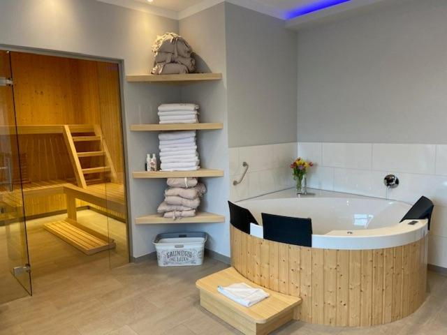 Bathroom 3, Friesenhof Nieblum - Hotel Garni, Nordfriesland