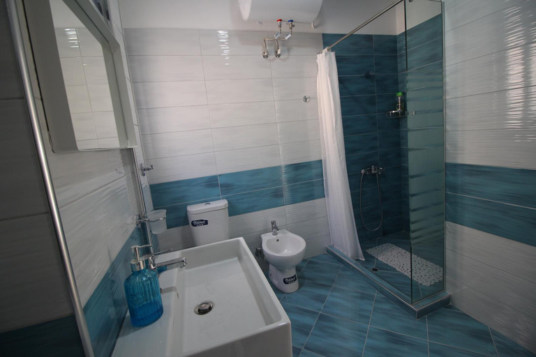 Shower 5, Nefeli Apartments, Sarandës