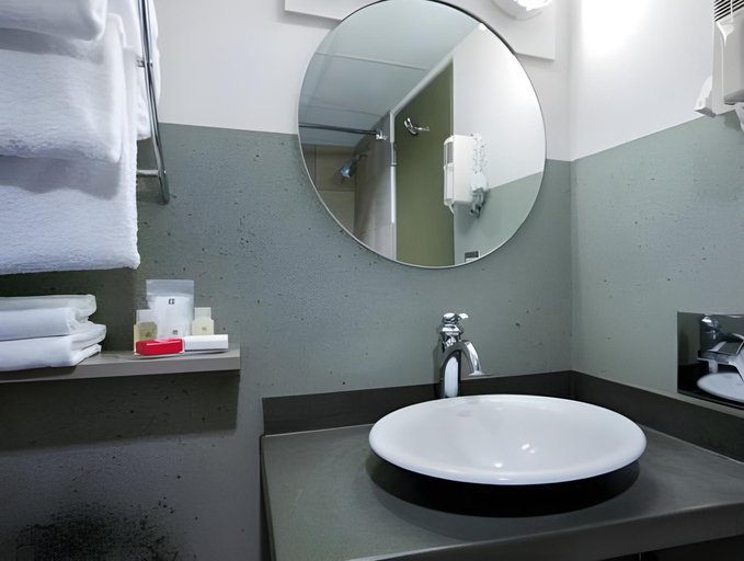Bathroom 4, Oasis Hotel & Conv. Center, an Ascend Collection Hotel, Greene