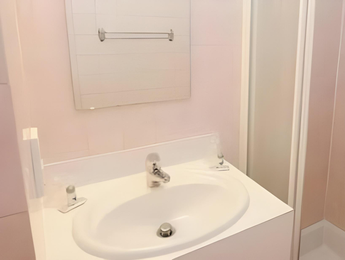 Bathroom 4, Cit'Hotel Le National, Haute-Savoie