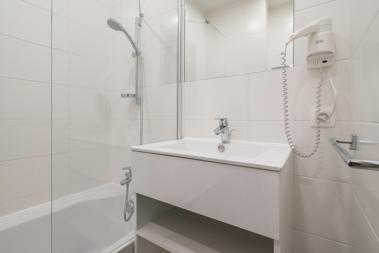 Bathroom 16