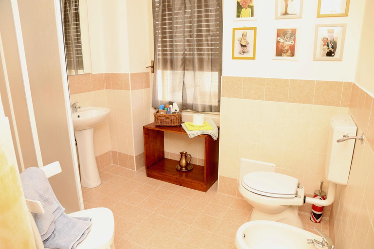 Bathroom 2, Viale Italia 41: I migliori anni, Sassari