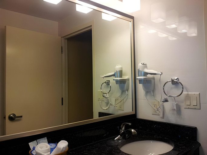 Bathroom 4, Hotel Bliss - Brooklyn, New York