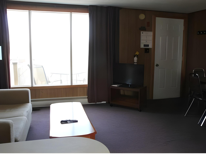 Bedroom 2, Royalty Maples Cottages & Motel, Queens