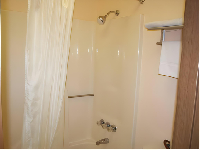 Bathroom 5, Ozark Inn, Polk