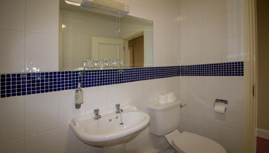Bathroom 3, Ostan Oilean Acla