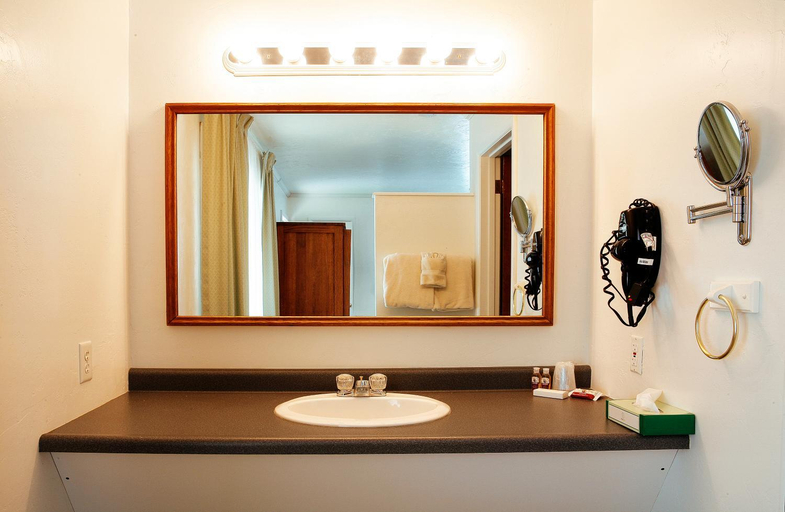 Bathroom 4, Peninsula Park-View Resort, Door