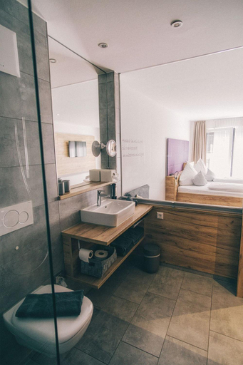 Bathroom 5, Hotel Restaurant Kochschule Rossle, Emmendingen