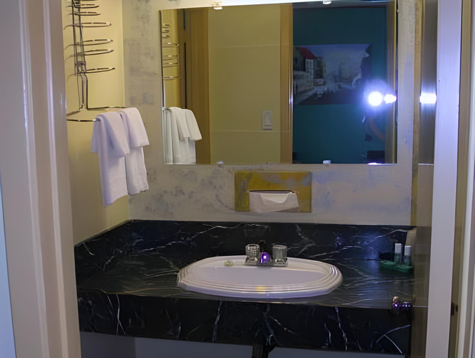 Bathroom 2, Haileybury Beach Motel, Timiskaming