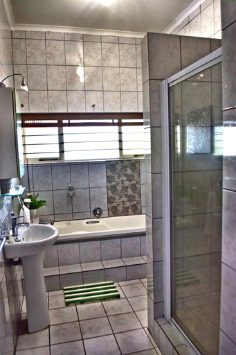 Bathroom 3, Zonnevanger Guesthouse, Cape Winelands