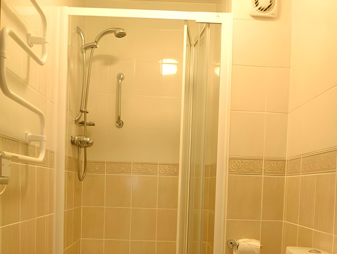 Bathroom 3, New Beach Hotel, Norfolk