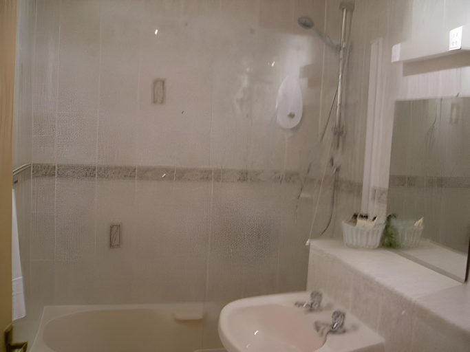 Bathroom 3, Haigs Hotel, Solihull
