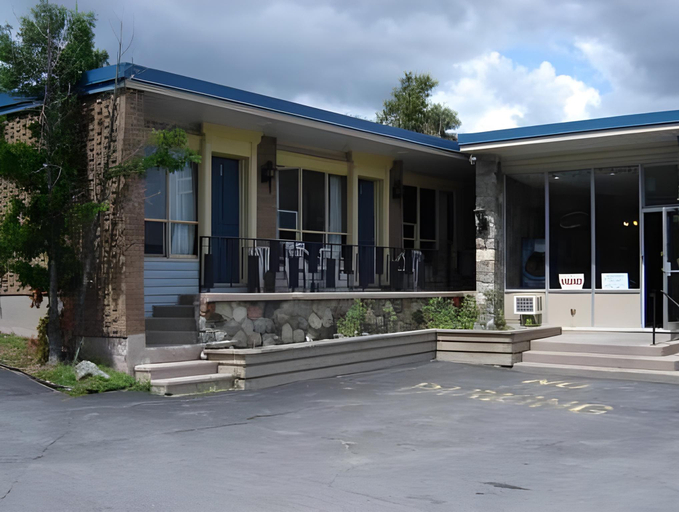Exterior & Views 2, Belmont inn, Greater Sudbury