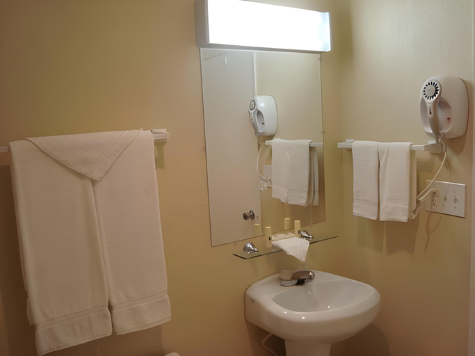 Bathroom 2, Royal Inn, Jefferson