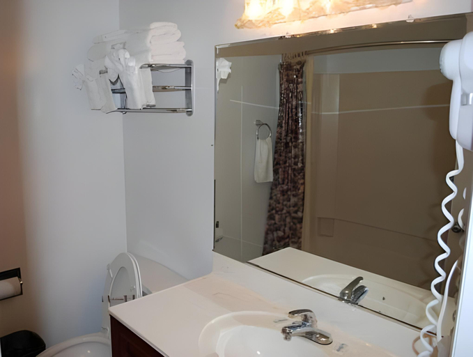 Bathroom 5, SureStay by Best Western Virginia Beach Royal Clipper, Virginia Beach