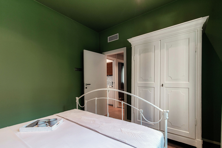 Bedroom 2, Home Three Colors, Como