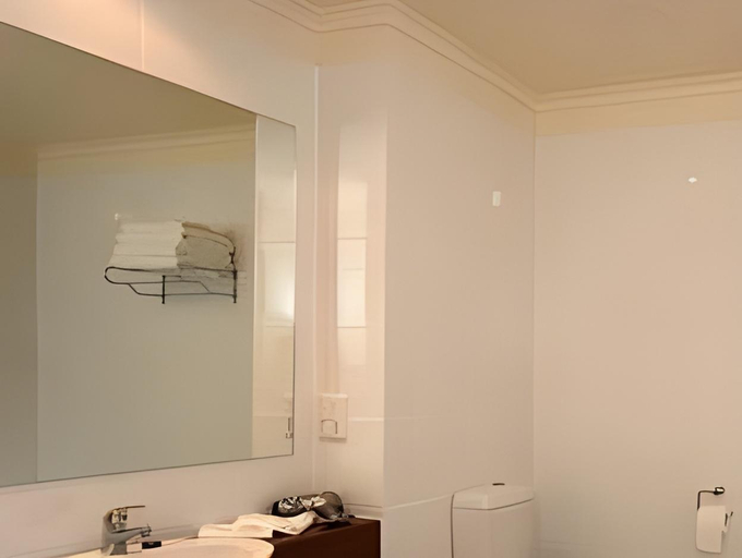 Bathroom 5, Links Lady Bay Resort, Yankalilla
