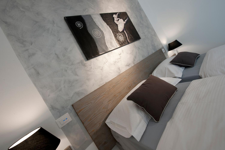 Others 2, Le Suites - di fronte Ospedale Sacro Cuore, Verona